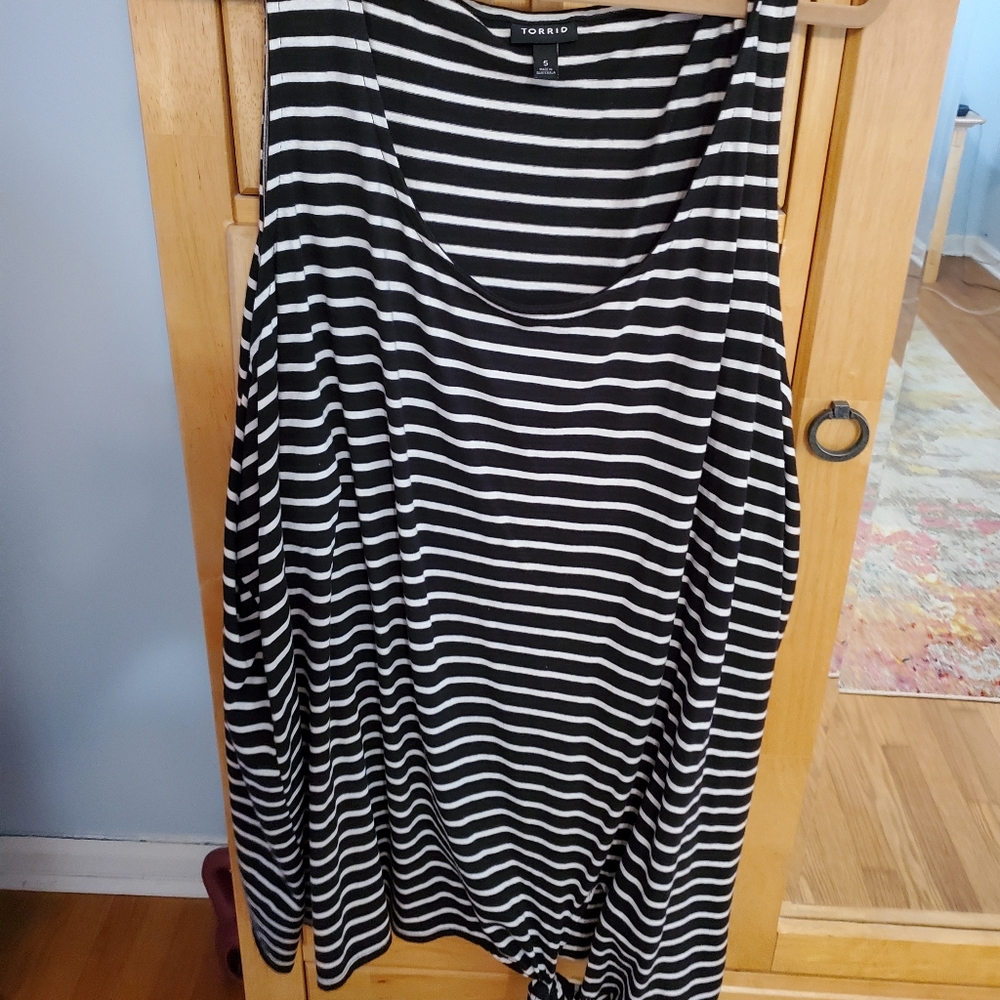 Torrid size 5 black and white tank with tie detail